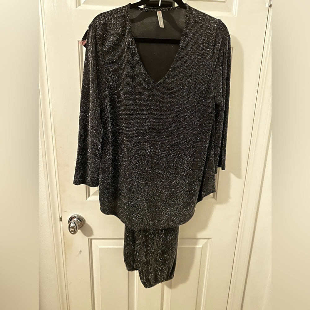2 piece metallic set. Can wear with sneakers or heels!! Beautiful in person!